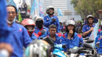 Massa buruh saat melakukan aksi unjuk rasa di Kawasan Bundaran HI, Jakarta, Kamis (24/9/2026). [Suara.com/Alfian Winanto]