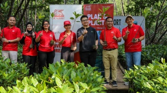 Rebecca Tan, selaku President Director & CEO Generali Indonesia (tengah) bersama tim management Generali Indonesia; Gilbert Deddy Naibaho selaku Chief Corporate Solutions Officer (kedua dari kanan), Maria Elvida selaku Chief Finance Officer (ketiga dari kiri), Suzwamela Zawawi selaku Chief Operations Officer (kedua dari kiri), Cholil Ridwan selaku Chief Investment Officer (paling kiri), Pramudhana Angga selaku Chief of Staff (paling kanan), beserta Sudono Salim selaku Chief Growth Officer Jejakin (ketiga dari kanan), saat seremoni keberlanjutan inisiatif PLAN & PLANT, 1 Polis = 1 Mangrove di Taman Wisata Alam Angke, Kamis (24/9/2026).  [handout]
