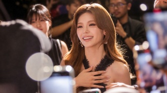 Anggota grup musik ITZY, Hwang Ye-Ji atau Yeji, menyapa para penggemarnya usai menghadiri sebuah acara di salah satu pusat perbelanjaan di Jakarta, Kamis (24/9/2026). [Suara.com/Alfian Winanto]
