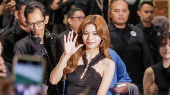 Anggota grup musik ITZY, Hwang Ye-Ji atau Yeji, menyapa para penggemarnya usai menghadiri sebuah acara di salah satu pusat perbelanjaan di Jakarta, Kamis (24/9/2026). [Suara.com/Alfian Winanto]