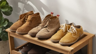 5 Cara Membersihkan Sepatu Suede yang Terkena Lumpur Tanpa Merusak Teksturnya