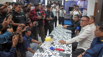 Kepala Kantor Wilayah Ditjen PAS Jawa Barat Yudi Suseno (kedua kanan) memberikan keterangan kepada media terkait inspeksi mendadak (sidak) Ombudsman RI di Lapas Kelas IIA Cibinong, Kabupaten Bogor, Jawa Barat, Kamis (24/9/2026). [ANTARA FOTO/Yulius Satria Wijaya/kye]
