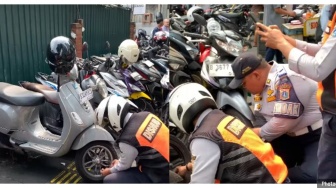 Parkir Liar di Senopati Bikin Trotoar dan Jalur Difabel Tertutup, 52 Motor Ditertibkan