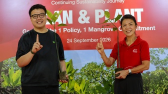 Rebecca Tan selaku President Director and CEO Generali Indonesia (kiri) bersama Sudono Salim selaku Chief Growth Officer Jejakin (kanan) saat seremoni keberlanjutan inisiatif PLAN & PLANT, 1 Polis = 1 Mangrove di Taman Wisata Alam Angke, Kamis (24/9/2026).  [handout]
