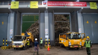 Truk pengangkut sampah milik Dinas Lingkungan Hidup Kota Palembang melakukan bongkar muat sampah di tempat Pengolahan Sampah Menjadi Energi Listrik (PSEL) Keramasan, Kertapati, Palembang, Sumatera Selatan, Kamis (24/9/2026). [ANTARA FOTO/Nova Wahyudi/sgd]
