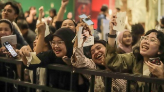 Para penggemar menyapa Anggota grup musik ITZY, Hwang Ye-Ji atau Yeji usai menghadiri sebuah acara di salah satu pusat perbelanjaan di Jakarta, Kamis (24/9/2026). [Suara.com/Alfian Winanto]