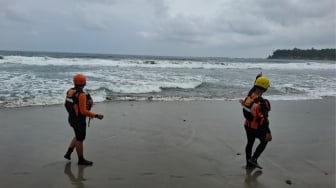 Sandal Tertinggal di Bibir Pantai, Remaja 17 Tahun Hilang di Laut Pesisir Barat