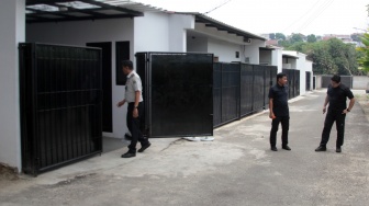 Petugas berjaga di depan rumah yang sebelumnya diperiksa secara mendadak oleh Ombudsman RI di Lapas Kelas IIA Cibinong, Kabupaten Bogor, Jawa Barat, Kamis (24/9/2026). [ANTARA FOTO/Yulius Satria Wijaya/kye]

