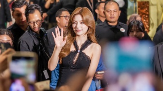 Anggota grup musik ITZY, Hwang Ye-Ji atau Yeji, menyapa para penggemarnya usai menghadiri sebuah acara di salah satu pusat perbelanjaan di Jakarta, Kamis (24/9/2026). [Suara.com/Alfian Winanto]