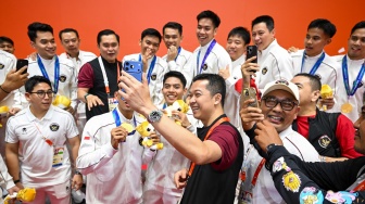 Wamenpora Taufik Hidayat (tengah) berswafoto dengan sejumlah pebulu tangkis putra Indonesia usai seremoni pemenang nomor beregu putra Asian Games Aichi Nagoya 2026 di Ichinomiya City Municipal Gymnasium, Nagoya, Aichi, Jepang, Kamis (24/9/2026). [ANTARA FOTO/Fauzan/app/bar]
