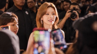 Anggota grup musik ITZY, Hwang Ye-Ji atau Yeji, menyapa para penggemarnya usai menghadiri sebuah acara di salah satu pusat perbelanjaan di Jakarta, Kamis (24/9/2026). [Suara.com/Alfian Winanto]