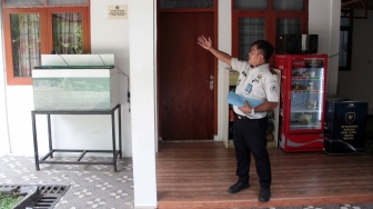 Petugas menunjukkan rumah yang sebelumnya diperiksa secara mendadak oleh Ombudsman RI di Lapas Kelas IIA Cibinong, Kabupaten Bogor, Jawa Barat, Kamis (24/9/2026). [ANTARA FOTO/Yulius Satria Wijaya/kye]