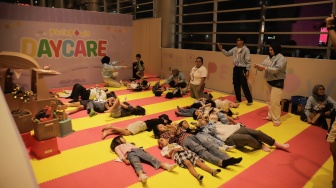 Pengunjung beraktivitas di Festival Musik Pestapora 2026 di JIExpo Kemayoran, Jakarta, Jumat (25/9/2026). [Suara.com/Alfian Winanto]