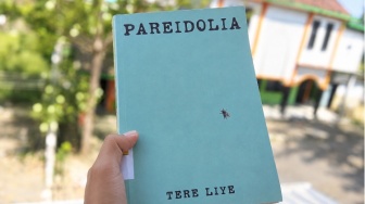 Semakin Diteguk, Semakin Haus: Mengejar Dunia dalam Pareidolia