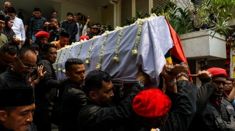 Sejumlah Satgas Cakra Buana PDI Perjuangan membawa jenazah Mohammad Guruh Irianto Soekarnoputra usai disemayamkan di Jalan Sriwijaya Raya, Kebayoran Baru, Jakarta, Sabtu (26/9/2026). [ANTARA FOTO/Darryl Ramadhan/nz]