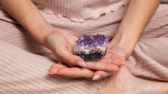 Manfaat Batu Kristal Rose Quartz dan Amethyst di Kamar, Bikin Tidur Lebih Nyenyak?