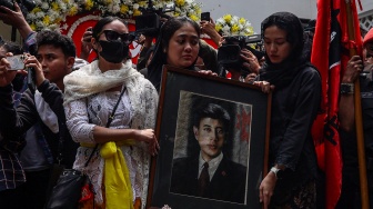 Cucu pertama Presiden ke-5 RI Megawati Soekarnoputri, Diah Lupita Jasmina Srita Putri Arum (tengah) membawa bingkai foto Mohammad Guruh Irianto Soekarnoputra di Jalan Sriwijaya Raya, Kebayoran Baru, Jakarta, Sabtu (26/9/2026). [ANTARA FOTO/Darryl Ramadhan/nz] 