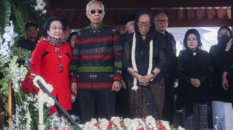 Presiden kelima RI Megawati Soekarnoputri (kiri) bersama Guntur Soekarnoputra (tengah) dan Sukmawati Soekarnoputri (ketiga kiri) memberikan penghormatan terakhir usai prosesi pemakaman Mohammad Guruh Irianto Soekarnoputra di TPU Karet Bivak, Jakarta, Sabtu (26/9/2026). [ANTARA FOTO/Muhammad Iqbal/nym]
