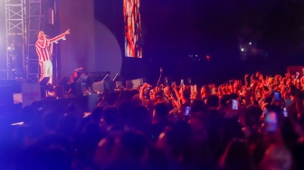 Penyanyi Nassar tampil membawakan lagunya pada festival musik Pestapora 2026 di JIExpo Kemayoran, Jakarta, Jumat (25/9/2026). [Suara.com/Alfian Winanto]