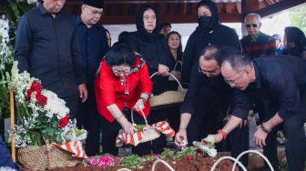 Presiden kelima RI Megawati Soekarnoputri (ketiga kiri) beserta keluarga besar dari Presiden pertama Indonesia Soekarno melakukan tabur bunga usai prosesi pemakaman Mohammad Guruh Irianto Soekarnoputra di TPU Karet Bivak, Jakarta, Sabtu (26/9/2026). [ANTARA FOTO/Muhammad Iqbal/nym]