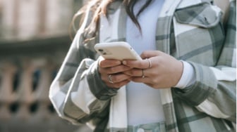 Doomscrolling: Antara Kepedulian Sosial dan Rasa Putus Asa yang Mengintai
