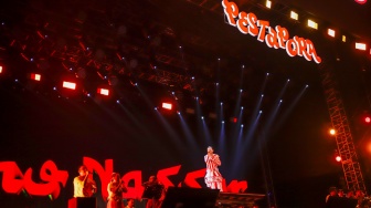 Penyanyi Nassar tampil membawakan lagunya pada festival musik Pestapora 2026 di JIExpo Kemayoran, Jakarta, Jumat (25/9/2026). [Suara.com/Alfian Winanto]