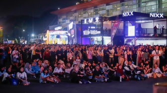 Pengunjung beraktivitas di Festival Musik Pestapora 2026 di JIExpo Kemayoran, Jakarta, Jumat (25/9/2026). [Suara.com/Alfian Winanto]