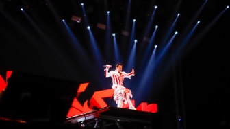 Penyanyi Nassar tampil membawakan lagunya pada festival musik Pestapora 2026 di JIExpo Kemayoran, Jakarta, Jumat (25/9/2026). [Suara.com/Alfian Winanto]