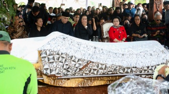 Suasana Haru Pemakaman Guruh Soekarnoputra di Karet Bivak