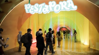 Pengunjung beraktivitas di Festival Musik Pestapora 2026 di JIExpo Kemayoran, Jakarta, Jumat (25/9/2026). [Suara.com/Alfian Winanto]
