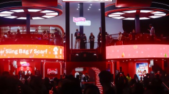 Pengunjung beraktivitas di Festival Musik Pestapora 2026 di JIExpo Kemayoran, Jakarta, Jumat (25/9/2026). [Suara.com/Alfian Winanto]