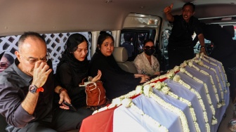 Sejumlah pihak keluarga berada di mobil ambulan saat ingin mengantarkan jenazah Mohammad Guruh Irianto Soekarnoputra di Jalan Sriwijaya Raya, Kebayoran Baru, Jakarta, Sabtu (26/9/2026). [ANTARA FOTO/Darryl Ramadhan/nz]