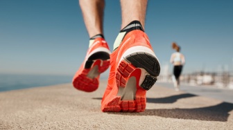 Sepatu Lari Lebih Baik Pas atau Longgar? Ini Tips Bebas Cedera dari Dokter Ortopedi