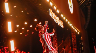 Penyanyi Nassar tampil membawakan lagunya pada festival musik Pestapora 2026 di JIExpo Kemayoran, Jakarta, Jumat (25/9/2026). [Suara.com/Alfian Winanto]