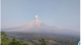 Semeru Erupsi 4 Kali pada Minggu Pagi, Warga Diminta Jauhi Sejumlah Zona Rawan