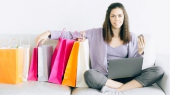 Dari Racun OOTD ke Checkout, Apakah Ini Cara Medsos Dorong Budaya Belanja?