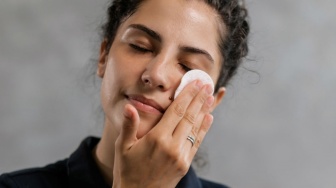 Urutan Pemakaian Air Mawar, Moisturizer, dan Sunscreen di Pagi Hari yang Tepat