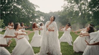 Bedah Lirik 'Pertiwi' Yura Yunita: Sindiran Keras Buat Penguasa yang Berpesta Tanpa Empati!