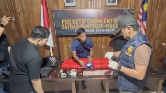 Teh Cina Isi 13 Kg Sabu dari Malaysia Disita Bea Cukai Entikong Bareng TNI-Polri