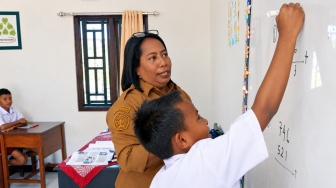 Hilirisasi Nikel Ubah Kawasi Jadi Boomtown, Guru Jadi Penjaga Masa Depan Anak Obi