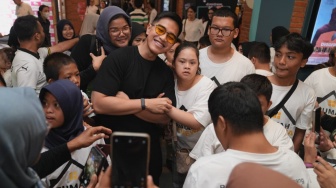 Bukan Sekadar Nobar, Momen Kaesang Pangarep Berbincang dan Berfoto Bersama Anak Disabilitas