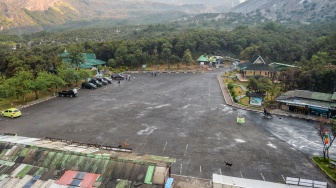 Kondisi area parkir yang lengang di Taman Wisata Alam Gunung Papandayan di Cisurupan, Kabupaten Garut, Jawa Barat, Minggu (27/9/2026). [ANTARA FOTO/Raisan Al Farisi/sgd]