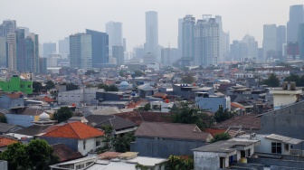 Suasana permukiman padat yang berdampingan dengan gedung-gedung bertingkat di Jakarta, Senin (28/9/2026). [Suara.com/Alfian Winanto]
