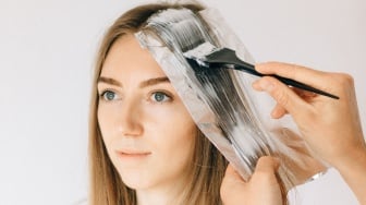 4 Tips Memilih Warna Cat Rambut yang Cocok agar Terlihat Lebih Fresh dan Elegan