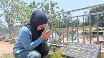 Husniah Talenrang Unggah Foto Ziarah ke Makam Anak