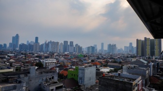 Suasana permukiman padat yang berdampingan dengan gedung-gedung bertingkat di Jakarta, Senin (28/9/2026). [Suara.com/Alfian Winanto]
