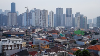 Suasana permukiman padat yang berdampingan dengan gedung-gedung bertingkat di Jakarta, Senin (28/9/2026). [Suara.com/Alfian Winanto]
