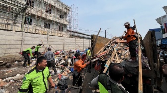 65 Lapak PKL Jalan Nyi Raja Permas Dibongkar