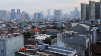 Suasana permukiman padat yang berdampingan dengan gedung-gedung bertingkat di Jakarta, Senin (28/9/2026). [Suara.com/Alfian Winanto]
