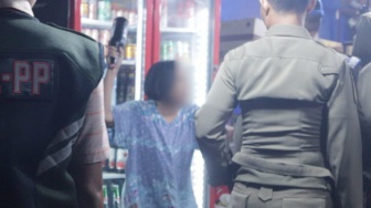 Penertiban Warung Diduga Jual Minol di Padang, Dua Anggota Satpol PP Terluka